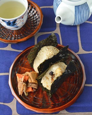 香川漆器　ハツリノミ彫の多用皿におにぎりを