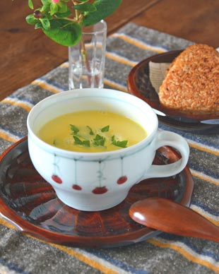 香川漆器　ハツリノミ彫の多用皿にスープカップを
