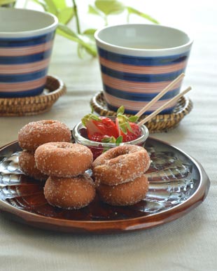 香川漆器　ハツリノミ彫の多用皿にドーナツを