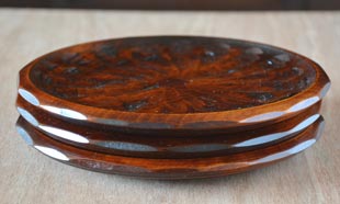 香川漆器　ハツリノミ彫の多用皿を重ねて