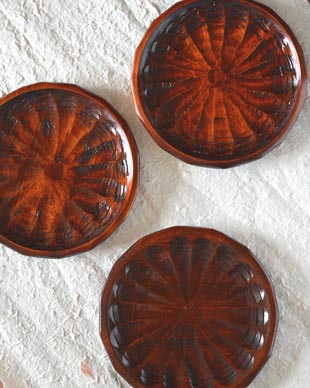 香川漆器　ハツリノミ彫の多用皿を並べて