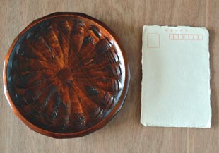 香川漆器　ハツリノミ彫の多用皿をはがきと比較して