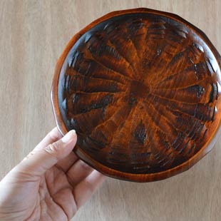 香川漆器　ハツリノミ彫の多用皿を手に持って