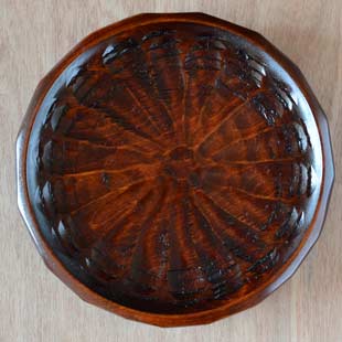 香川漆器　ハツミノリ彫の多用皿を上から見て