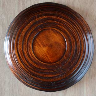 香川漆器　ハツリノミ彫の多用皿の裏面