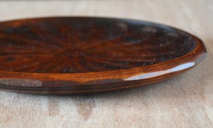 香川漆器　ハツリノミ彫の多用皿を横から見て