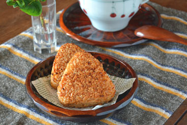 香川漆器　ハツリノミ彫の茶托におにぎりを