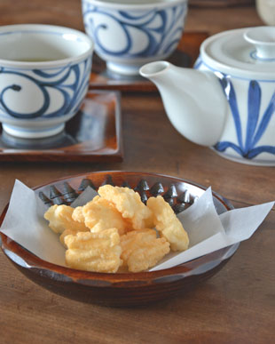 香川漆器　ハツリノミ彫の茶托におかきを