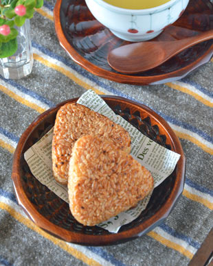 香川漆器　ハツリノミ彫の茶托におにぎりを