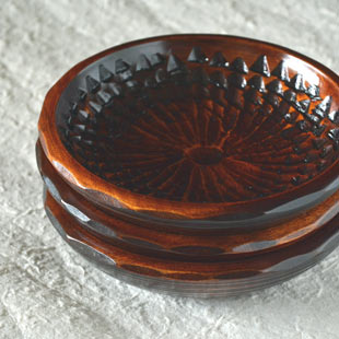 香川漆器　ハツリノミ彫の茶托を重ねて