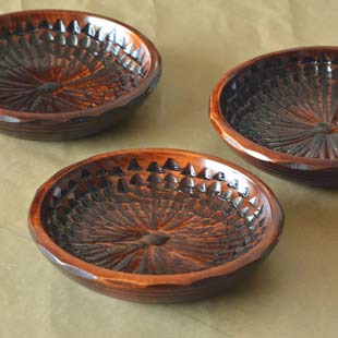 香川漆器　ハツリノミ彫の茶托を並べて