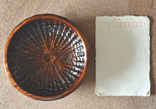 香川漆器　ハツリノミ彫の茶托をはがきと比較して