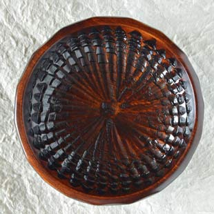 香川漆器　ハツリノミ彫の茶托を上から見て