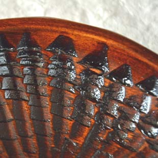 香川漆器　ハツリノミ彫の茶托の木目