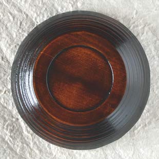 香川漆器　ハツリノミ彫の茶托の裏面