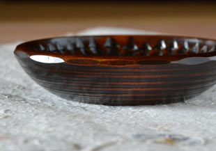 香川漆器　ハツリノミ彫の茶托を横から見て