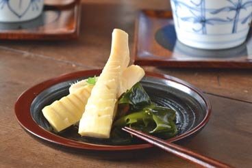 香川漆器　三日月朱の茶托に筍を