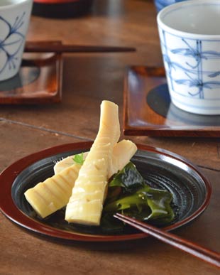 香川漆器　三日月朱の銘々皿に筍を