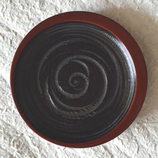 香川漆器　三日月朱の銘々皿を上から見て