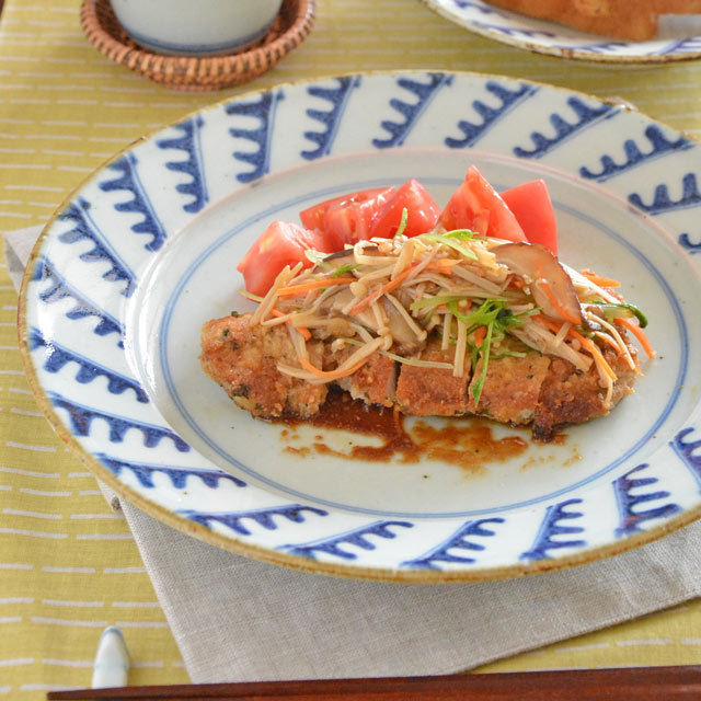 和食器・砥部焼　波模様のリム付皿(8寸)