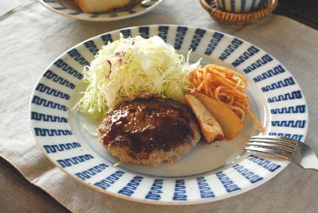 和食器・砥部焼　よろけ縞のリム付皿(8寸)