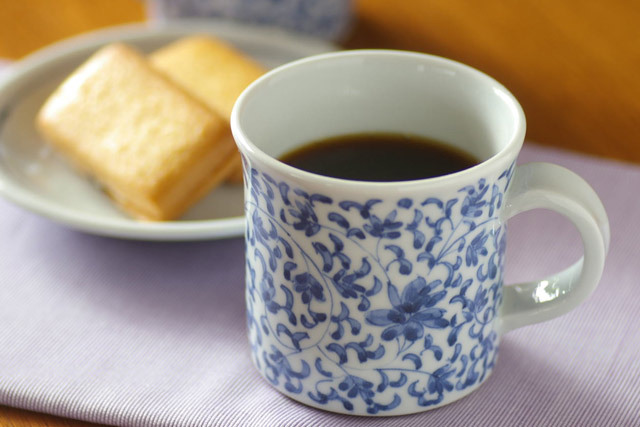 和食器・砥部焼 菊唐草の反マグカップ