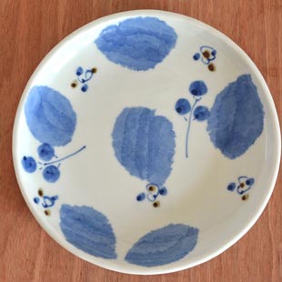 砥部焼・森陶房　ブルー木の葉の丸皿(6寸)を上から見て