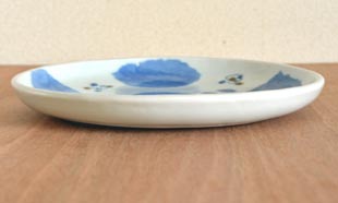 砥部焼・森陶房　ブルー木の葉の丸皿(6寸)を横から見て