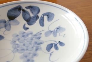 砥部焼・森陶房　大皿の絵付け