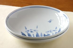 砥部焼・森陶房　大皿を重ねて