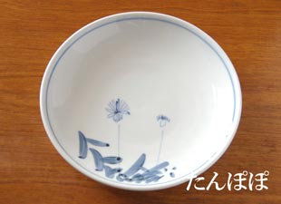 砥部焼・森陶房　たんぽぽの大皿の絵付け