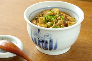 砥部焼・森陶房　すいせんの小丼にマーボー丼を