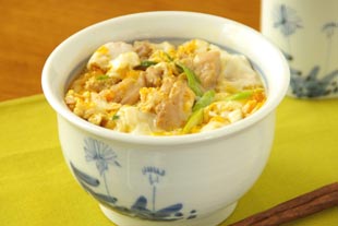 砥部焼・森陶房　たんぽぽの小丼に親子丼を