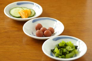 砥部焼・森陶房　豆小皿に梅干を