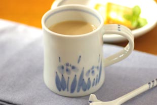 砥部焼　あやめのマグカップ