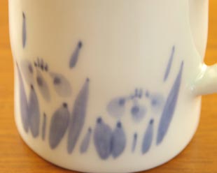 砥部焼・森陶房　あやめのマグカップの絵付け