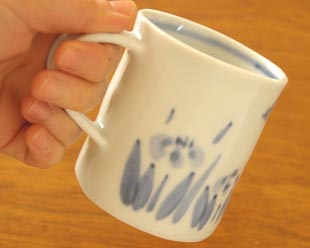 砥部焼・森陶房　あやめのマグカップを手に持って
