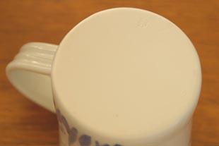 砥部焼・森陶房　あやめのマグカップの底面