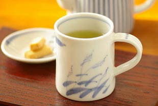 砥部焼・森陶房　すすきのマグカップに緑茶を入れて