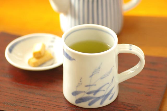 砥部焼・森陶房　すすきのマグカップに緑茶を