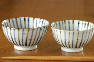 砥部焼・森陶房　麦わらの茶碗の大と小を比較して