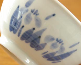 砥部焼・森陶房　あやめの茶碗の絵付け