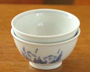 砥部焼・森陶房　あやめの茶碗を重ねて