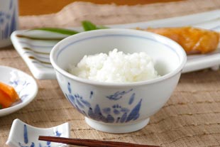 砥部焼・森陶房　あやめの茶碗にご飯をよそって