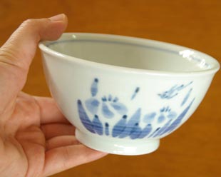 砥部焼・森陶房　あやめの茶碗を手に持って