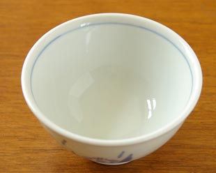 砥部焼・森陶房　あやめの茶碗を上から見て