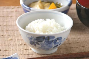 砥部焼・森陶房　ぶどうの茶碗にご飯をよそって