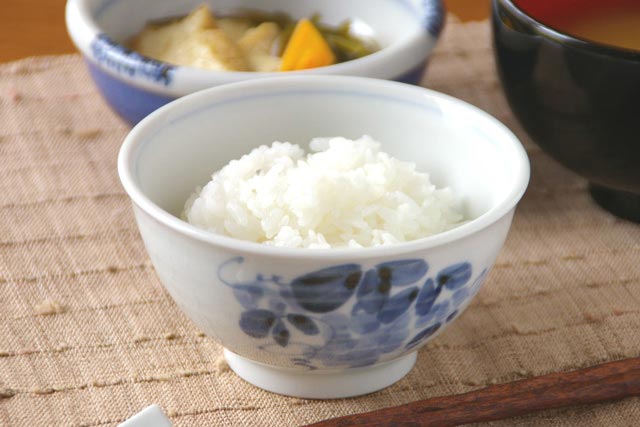 砥部焼　ぶどうの茶碗にご飯をよそって