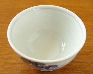 砥部焼・森陶房　ぶどうの茶碗を上から見て