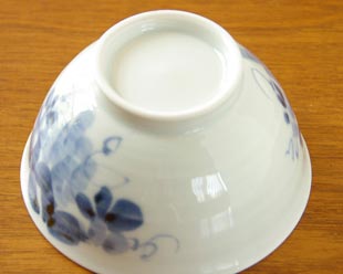 砥部焼・森陶房　ぶどうの茶碗の底面